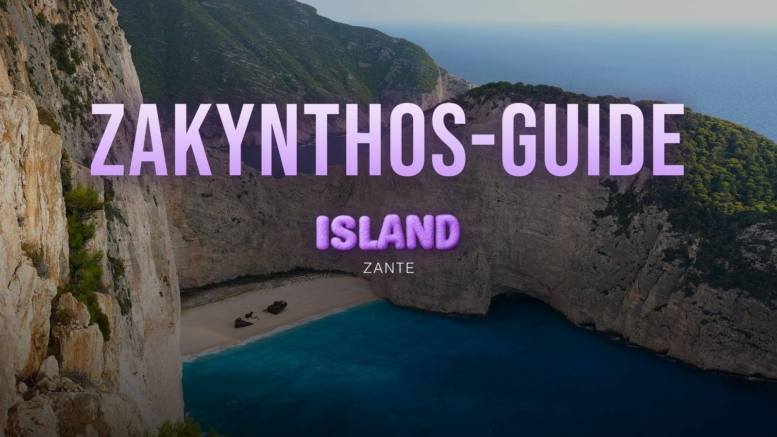 Die Navagio-Bucht von der Klippe aus: das Schiffswrack am weißen Strand zwischen steilen Kalksteinwänden und tiefblauem Wasser