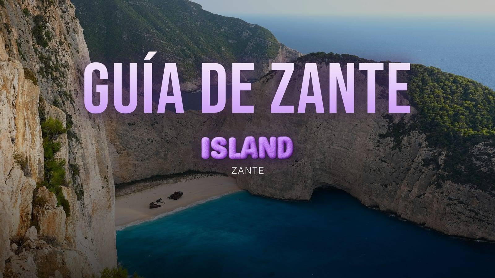 La cala de Navagio vista desde lo alto del acantilado: el barco naufragado en su playa blanca, entre paredes de caliza y agua de un azul intenso