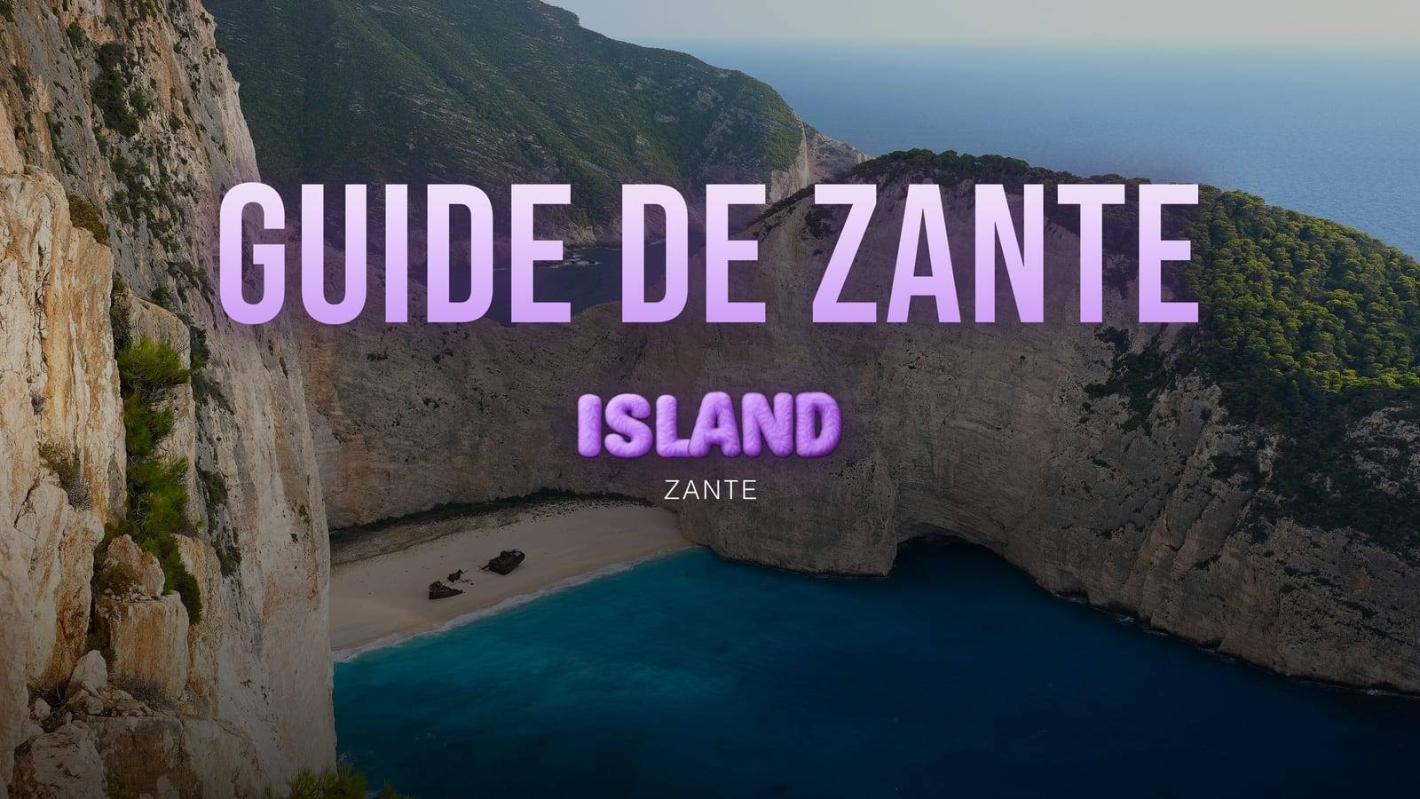 La crique de Navagio vue du haut de la falaise : l'épave sur sa plage blanche, entre parois calcaires et eau d'un bleu profond