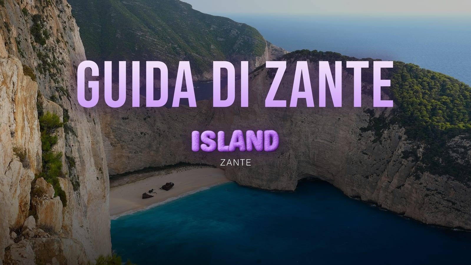 La baia di Navagio vista dall'alto della scogliera: il relitto sulla spiaggia bianca, tra pareti di roccia calcarea e acqua blu intenso